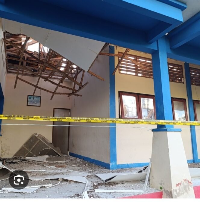 
					Atap ruang kelas SMA 7 Matatam, NTT  ambrol, menyebabkan empat siswa lukaluka, Selasa, 19 Mei 2026. Fito: ist
