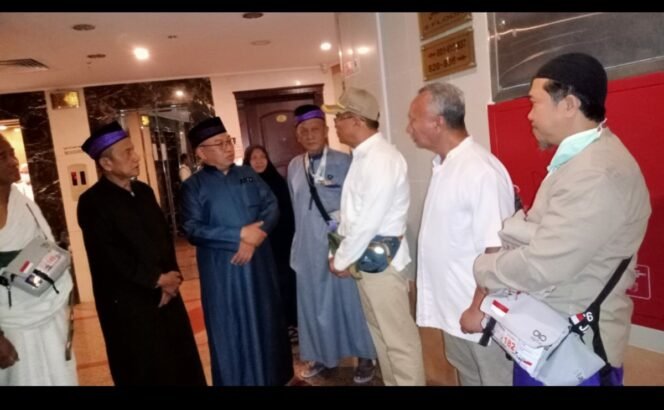 
					Prof Dr Muhadjir Effendy Didampingi Anwar Hudiono Blusukan di Pemukiman Haji Jatim di Makkah