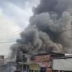 Kebakaran besar menimpa sebuah ruko penjual perlengkapn umrah dan oleholeh haji di kawawan Mojoagung, Jombang, Kamis sore, 21 Mei 2026. Foto: instagram@wargajombang