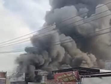 Kebakaran besar menimpa sebuah ruko penjual perlengkapn umrah dan oleholeh haji di kawawan Mojoagung, Jombang, Kamis sore, 21 Mei 2026. Foto: instagram@wargajombang