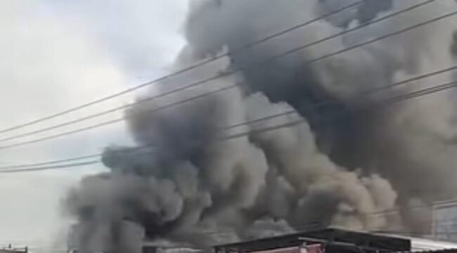 Kebakaran besar menimpa sebuah ruko penjual perlengkapn umrah dan oleholeh haji di kawawan Mojoagung, Jombang, Kamis sore, 21 Mei 2026. Foto: instagram@wargajombang