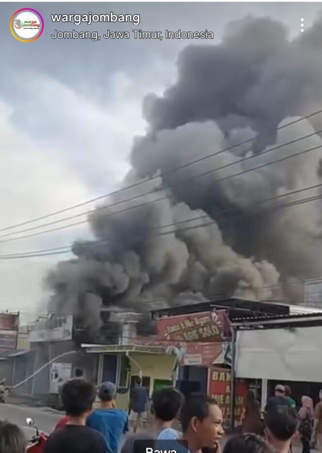 
					Kebakaran besar menimpa sebuah ruko penjual perlengkapn umrah dan oleholeh haji di kawawan Mojoagung, Jombang, Kamis sore, 21 Mei 2026. Foto: instagram@wargajombang