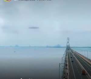 Diduga UFO Melayang Layang di Atas Kawasan Jembatan Suramadu