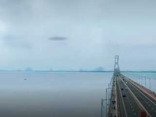 Sebuah benda terlihat sangat nyata terbang di atas 