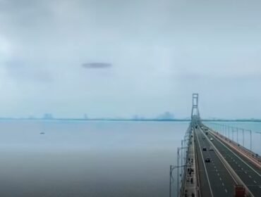 Sebuah benda terlihat sangat nyata terbang di atas 