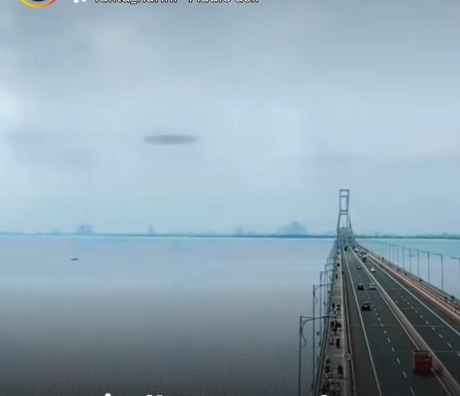 
					Sebuah benda terlihat sangat nyata terbang di atas 