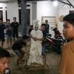 Polisi meringkus dua pemuda iseng bikin teror pocong, menghabtua warga desa Desa Sumbersari, Kecamatan Pebayuran, Kabupaten Bekasi. Ditangkap dan didamaikan dengan warga agar tidak ada dendam. Foto: ist