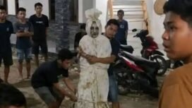 Polisi meringkus dua pemuda iseng bikin teror pocong, menghabtua warga desa Desa Sumbersari, Kecamatan Pebayuran, Kabupaten Bekasi. Ditangkap dan didamaikan dengan warga agar tidak ada dendam. Foto: ist