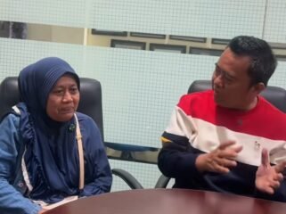 Tak rela putrinya dikeluarkan dari sekolah MAN 7 Jombang, melapor minta pertolongan kepada pengacara Cak Sholeh minta dibantu menyelesaikan persoalan ini. Foto: instagram@caksholeh77