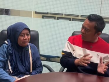 Tak rela putrinya dikeluarkan dari sekolah MAN 7 Jombang, melapor minta pertolongan kepada pengacara Cak Sholeh minta dibantu menyelesaikan persoalan ini. Foto: instagram@caksholeh77