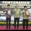 Bupati Jombang Warsubi didampingi ketua DPRD, Hadi Atmaji  menerima dokumen LHP dari BPK dan meraih opini WTP tahun 2025, untuk ke 13 kalinya. Foto: duskominfo pemkab jombang