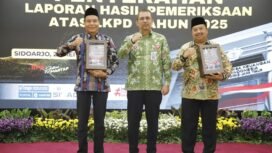 Bupati Jombang Warsubi didampingi ketua DPRD, Hadi Atmaji  menerima dokumen LHP dari BPK dan meraih opini WTP tahun 2025, untuk ke 13 kalinya. Foto: duskominfo pemkab jombang