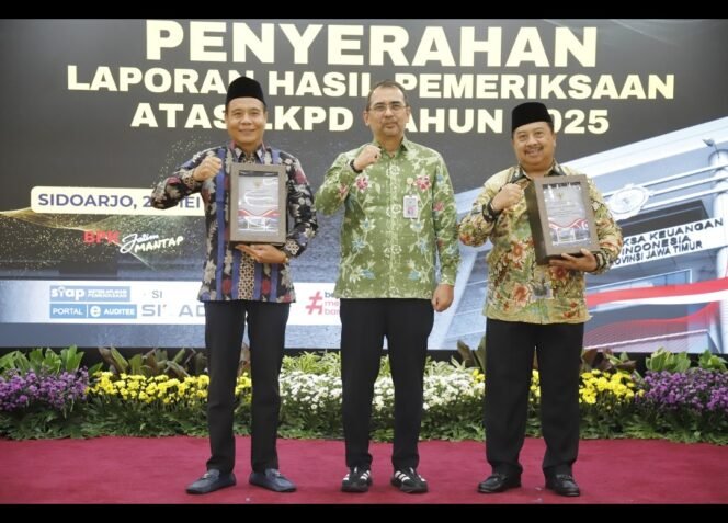 
					Bupati Jombang Warsubi didampingi ketua DPRD, Hadi Atmaji  menerima dokumen LHP dari BPK dan meraih opini WTP tahun 2025, untuk ke 13 kalinya. Foto: duskominfo pemkab jombang