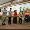 Bupati Jombang, H Warsubi memukul gong tanda pembukaan pelatihan 1.217 tenaga Sensu Ekonomi 2026, berlangsung selama 29 Mei hingga 12 Juni 2026. Foto: diskominfo jombang