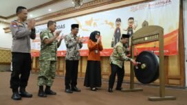 Bupati Jombang, H Warsubi memukul gong tanda pembukaan pelatihan 1.217 tenaga Sensu Ekonomi 2026, berlangsung selama 29 Mei hingga 12 Juni 2026. Foto: diskominfo jombang
