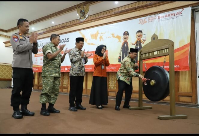 
					Bupati Jombang, H Warsubi memukul gong tanda pembukaan pelatihan 1.217 tenaga Sensu Ekonomi 2026, berlangsung selama 29 Mei hingga 12 Juni 2026. Foto: diskominfo jombang