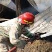 Pasukan Damkar BPBD Jombang butuh waktu hingga lima jam untuk padamkan kebakaran gudang serbuk kayu di Mojowarno. Kebakaran ini sulit dipadamkan, karena material serbuk kayu. Foto: ist
