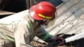 Pasukan Damkar BPBD Jombang butuh waktu hingga lima jam untuk padamkan kebakaran gudang serbuk kayu di Mojowarno. Kebakaran ini sulit dipadamkan, karena material serbuk kayu. Foto: ist