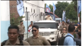 Presiden Prabowo Subianto mendapat sambutan meriah di Nganjyuk, Jawa Timur,  dan membalasnya dengan hormat militer kepada anak-anaka, ibu-ibu yang riang gembira, Sabttu 16 Mei 2026. Foto: instagram:freedgramindo
