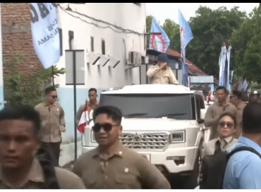 Presiden Prabowo Subianto mendapat sambutan meriah di Nganjyuk, Jawa Timur,  dan membalasnya dengan hormat militer kepada anak-anaka, ibu-ibu yang riang gembira, Sabttu 16 Mei 2026. Foto: instagram:freedgramindo