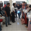 Poltekes Surabaya menyerahkan bingkisan beripa empat buah filter air 1-3 micron kepad 20 pemilik usaha depo air ixso ulang di desa Plumbon Gambang, Gudo, Jombang, Sabtu 16 Mei 2026. Foto: swarajombang.com/ priyo suwarno
