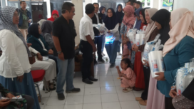 Poltekes Surabaya menyerahkan bingkisan beripa empat buah filter air 1-3 micron kepad 20 pemilik usaha depo air ixso ulang di desa Plumbon Gambang, Gudo, Jombang, Sabtu 16 Mei 2026. Foto: swarajombang.com/ priyo suwarno