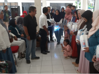 Poltekes Surabaya menyerahkan bingkisan beripa empat buah filter air 1-3 micron kepad 20 pemilik usaha depo air ixso ulang di desa Plumbon Gambang, Gudo, Jombang, Sabtu 16 Mei 2026. Foto: swarajombang.com/ priyo suwarno