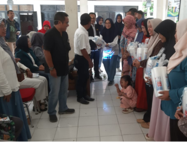Poltekes Surabaya menyerahkan bingkisan beripa empat buah filter air 1-3 micron kepad 20 pemilik usaha depo air ixso ulang di desa Plumbon Gambang, Gudo, Jombang, Sabtu 16 Mei 2026. Foto: swarajombang.com/ priyo suwarno