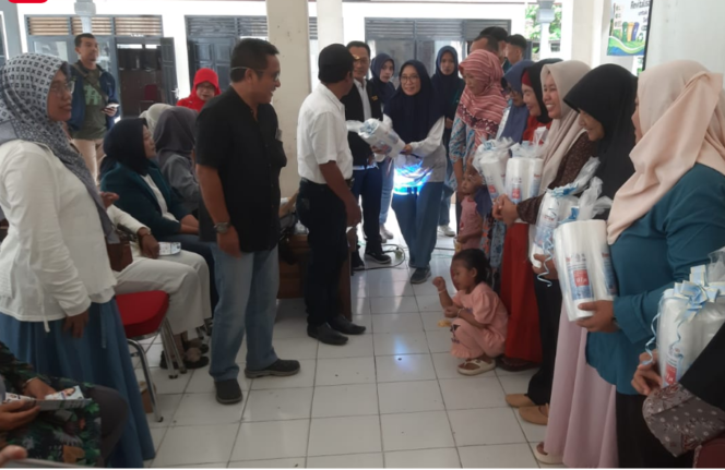 
					Poltekes Surabaya menyerahkan bingkisan beripa empat buah filter air 1-3 micron kepad 20 pemilik usaha depo air ixso ulang di desa Plumbon Gambang, Gudo, Jombang, Sabtu 16 Mei 2026. Foto: swarajombang.com/ priyo suwarno