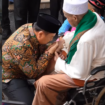 Bupati Warsubi menicum dan menundukkan kepada kepada seorang sesepuh yang berangkat haji bersama Kloter 62, yang diberangkatkan, Kamis 7 Mei 2026. Foto: Instagram@jombang-kab