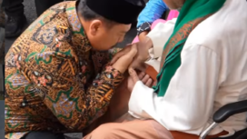 Bupati Warsubi menicum dan menundukkan kepada kepada seorang sesepuh yang berangkat haji bersama Kloter 62, yang diberangkatkan, Kamis 7 Mei 2026. Foto: Instagram@jombang-kab
