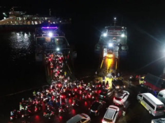 Antrean panjang di Pelabuhan Ketapang