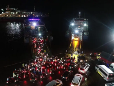 Antrean panjang di Pelabuhan Ketapang