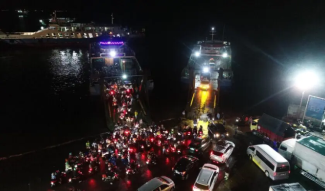 
					Antrean panjang di Pelabuhan Ketapang
