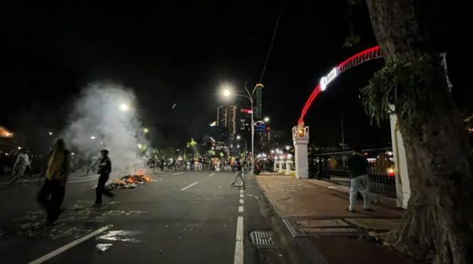 
					Rusuh di Grahadi malam ini