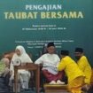 Para santri dan pengurus   ponpes Tharikah Shiddiqiyyah, memberi penghormatan kepada kiai Al‑Mukarrom Mursyid Thariqah Shiddiqiyyah Indonesia, Syekh Muhammad Muchtarullohi mujtaba mu'thi,98, usai memberikan tausyiah, sekitar pukul 23.30 wib, Kamis malam, 25 Juni 2026. Foto: swarajombang.com/ hadi s. purwanto