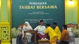 Para santri dan pengurus   ponpes Tharikah Shiddiqiyyah, memberi penghormatan kepada kiai Al‑Mukarrom Mursyid Thariqah Shiddiqiyyah Indonesia, Syekh Muhammad Muchtarullohi mujtaba mu'thi,98, usai memberikan tausyiah, sekitar pukul 23.30 wib, Kamis malam, 25 Juni 2026. Foto: swarajombang.com/ hadi s. purwanto