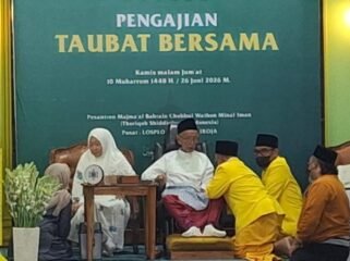 Para santri dan pengurus   ponpes Tharikah Shiddiqiyyah, memberi penghormatan kepada kiai Al‑Mukarrom Mursyid Thariqah Shiddiqiyyah Indonesia, Syekh Muhammad Muchtarullohi mujtaba mu'thi,98, usai memberikan tausyiah, sekitar pukul 23.30 wib, Kamis malam, 25 Juni 2026. Foto: swarajombang.com/ hadi s. purwanto