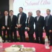 Berdiri di tengah, dr. Kenny Yeap Kim Pey, Regional Chief Executive Officer (CEO) KPJ Healthcare Wilayah Malaysia Timur, CEO Bhinneka Life Benny Indra (kanan dr. Kenny), beserta jajaran direksi KPJ Kuching dan Bhinneka Life. (Foto: SWARAJOMBANG.COM/ Hadi S Purwanto)