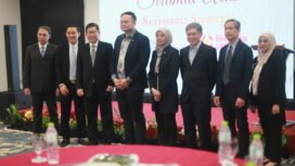 Berdiri di tengah, dr. Kenny Yeap Kim Pey, Regional Chief Executive Officer (CEO) KPJ Healthcare Wilayah Malaysia Timur, CEO Bhinneka Life Benny Indra (kanan dr. Kenny), beserta jajaran direksi KPJ Kuching dan Bhinneka Life. (Foto: SWARAJOMBANG.COM/ Hadi S Purwanto)