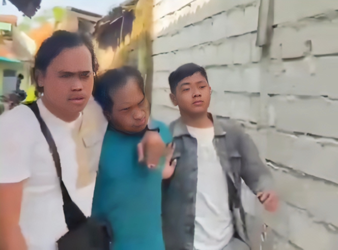 
					tersangka (tengah) saat diringkus petugas