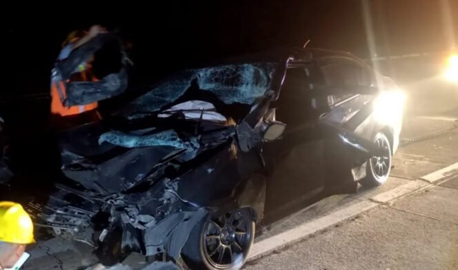 
					kondisi Honda City yang ringsek usai tabrak keras bagian belakang truk gandeng