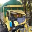 kondisi truk yang menabrak pembatas jembatan