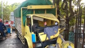kondisi truk yang menabrak pembatas jembatan