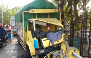 Sopir Mengantuk, Truk Muatan Pakan Ayam Tabrak Pembatas Jembatan