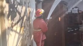 Petugas lakukan pembasahan agar api tak kembali muncul di lokasi kebakaran