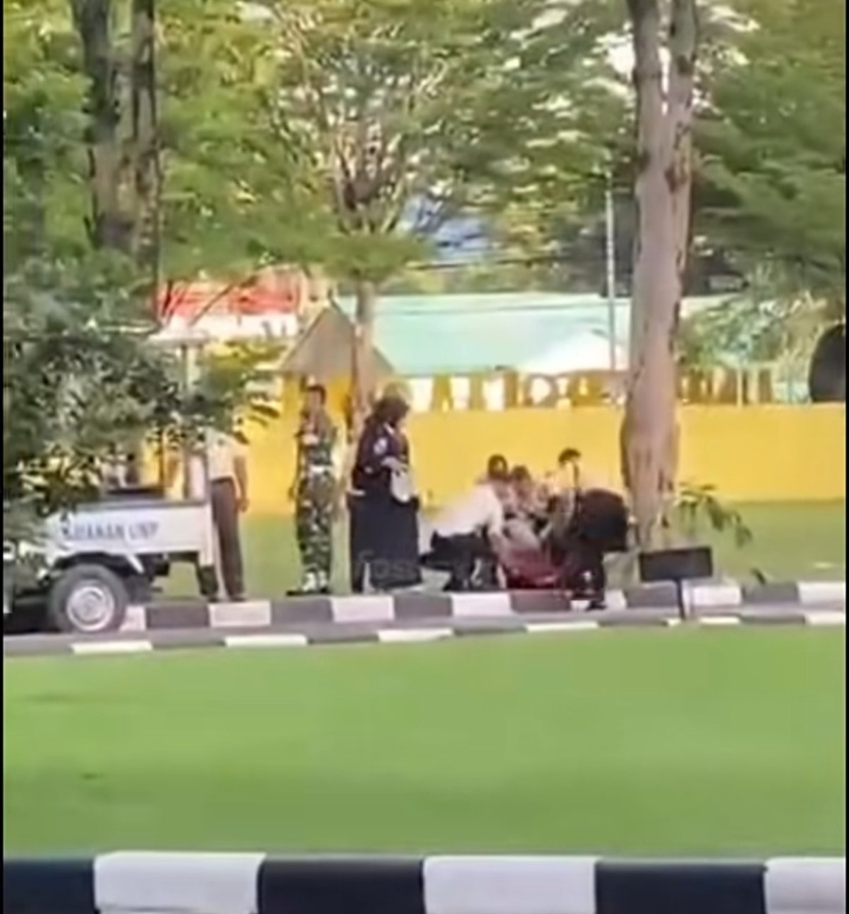 Tim kesehatan melakukan evakuasi korban terkena peluru nyara, saat latihan menembak pasukan Batalyon Infanteri 133, Selasa sore 3 Juni 2026. Foto: instagram@infopadang