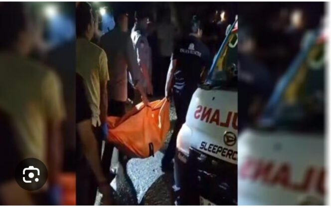 
					Petugas tengah melakukan evakuasi tiga warga Jomban,lg, yang terjadi di Bekasi,Selasa 2 Juni 2026. Foto: i-News