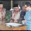 (Tengah) Drs Fathurohman dilantil sebagai ketua Dewan Pimpinan Kabupaten (DPK) APINDO Jombang, 2026 - 2031, di pendop pemkab Jombang, Kamis, 4 Juni 2026. Foto: swarajombang.com/ priyo suwarno