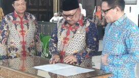 (Tengah) Drs Fathurohman dilantil sebagai ketua Dewan Pimpinan Kabupaten (DPK) APINDO Jombang, 2026 - 2031, di pendop pemkab Jombang, Kamis, 4 Juni 2026. Foto: swarajombang.com/ priyo suwarno